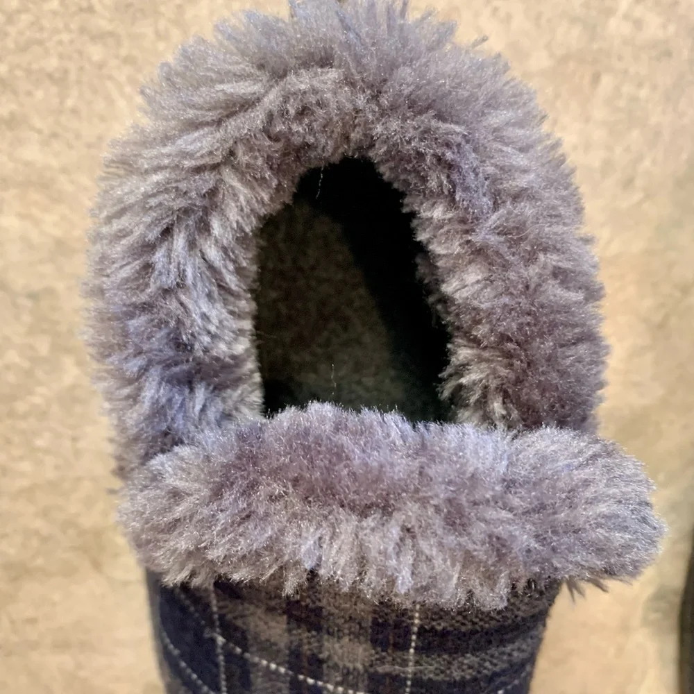 Boys “old man” Plaid fur slippers size 7-8